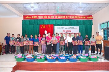 Lan toả yêu thương tới các hộ nghèo đặc biệt khó khăn ở miền Tây Nghệ An