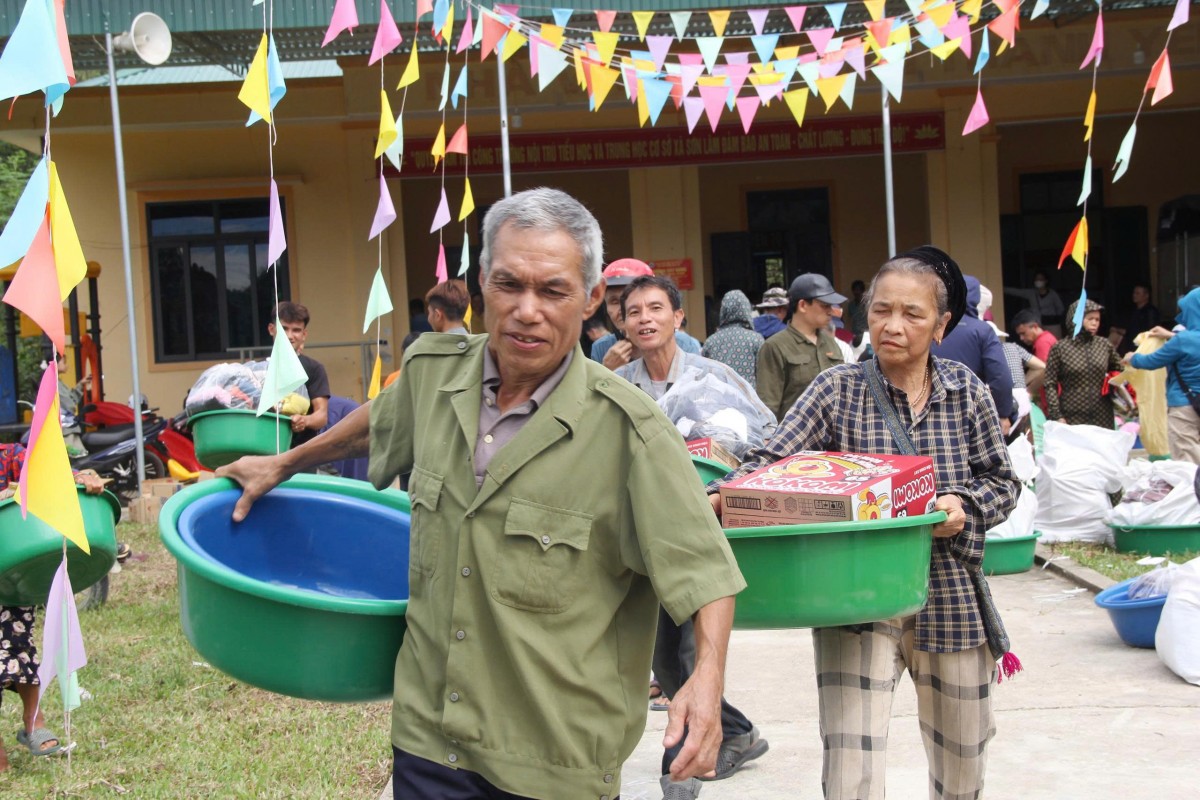 Lan toả yêu thương tới các hộ nghèo đặc biệt khó khăn ở miền Tây Nghệ An