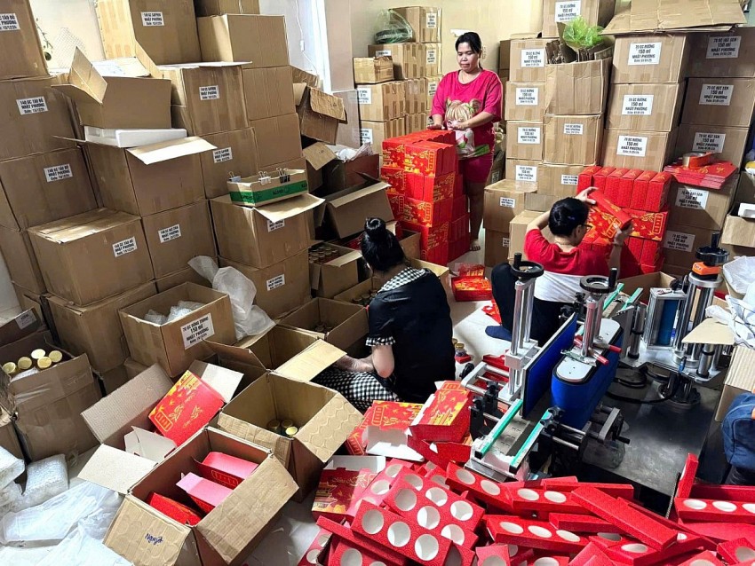 Hàng ngày sẽ có 4-5 công nhân đóng gói và vận chuyển hàng yến chưng giả gửi đi các tỉnh thành trên cả nước. 
