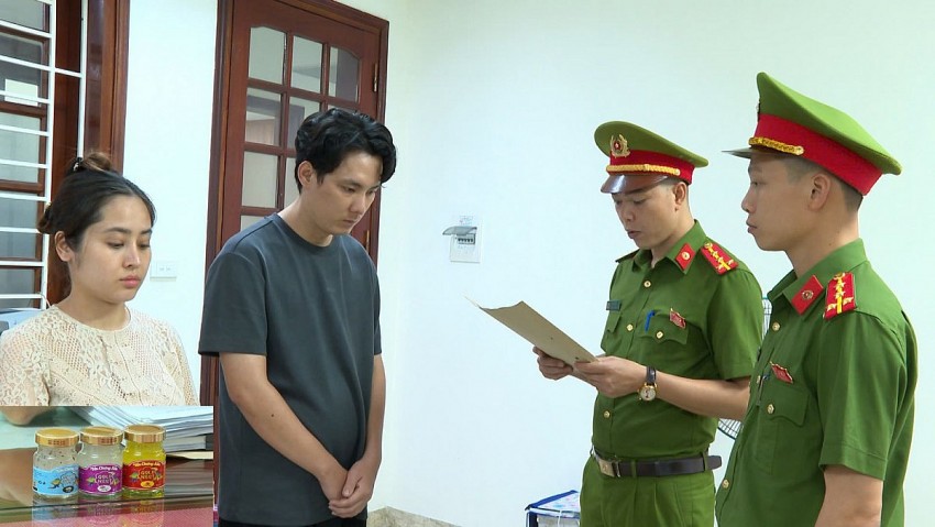 Hai đối tượng Trang và Vinh bị cơ quan Công an khởi tố về tội  sản xuất và buôn bán hàng giả. 