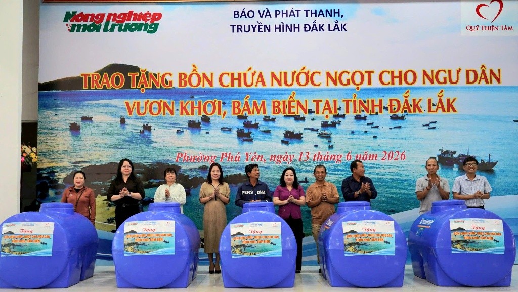 Đắk Lắk: Trao tặng 260 bồn chứa nước ngọt cho ngư dân
