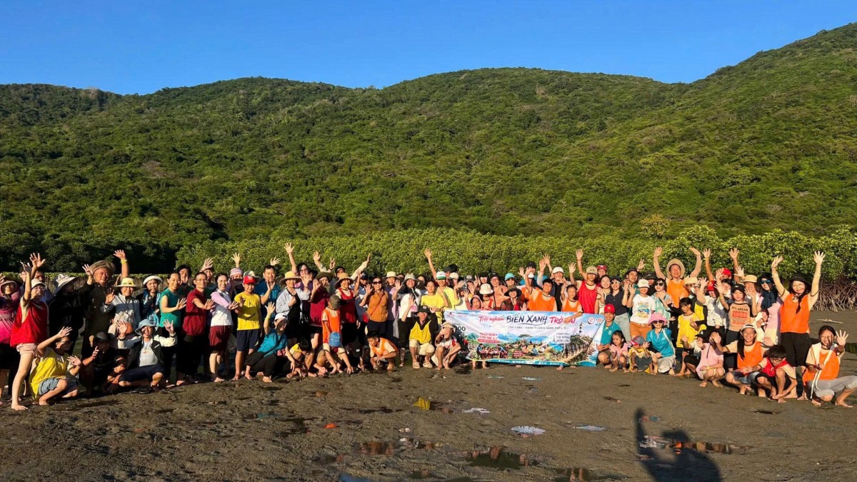 Hơn 200 tình nguyện viên cùng nhau thả 11.500 sinh vật biển cho vịnh biển Nha Trang