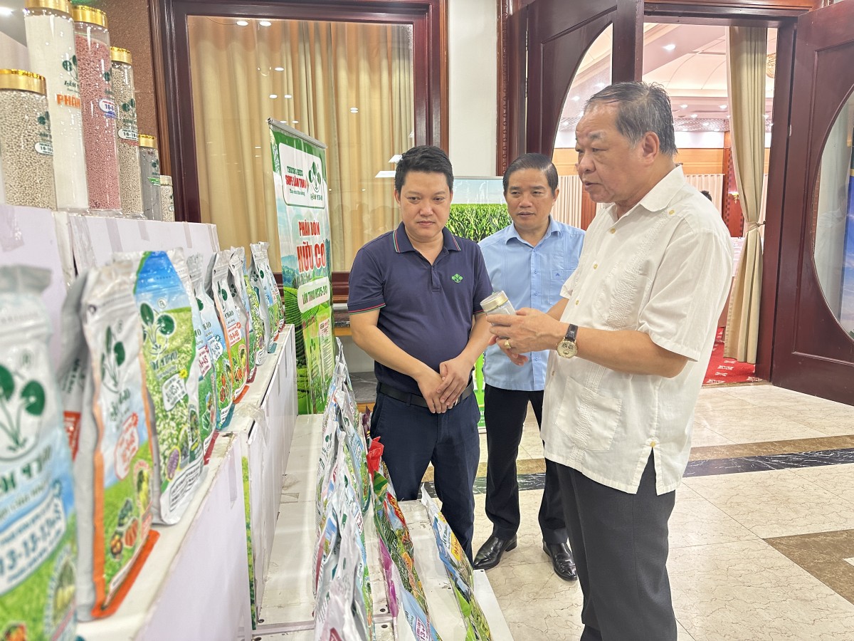 TSKH. Hà Phúc Mịch, Chủ tịch Hiệp hội Nông nghiệp Hữu cơ Việt Nam cùng nhà báo Đỗ Ngọc Thi, Tổng Biên tập Tạp chí Hữu cơ Việt Nam tham quan gian hàng trưng bày của Supe Lâm Thao tại hội thảo.