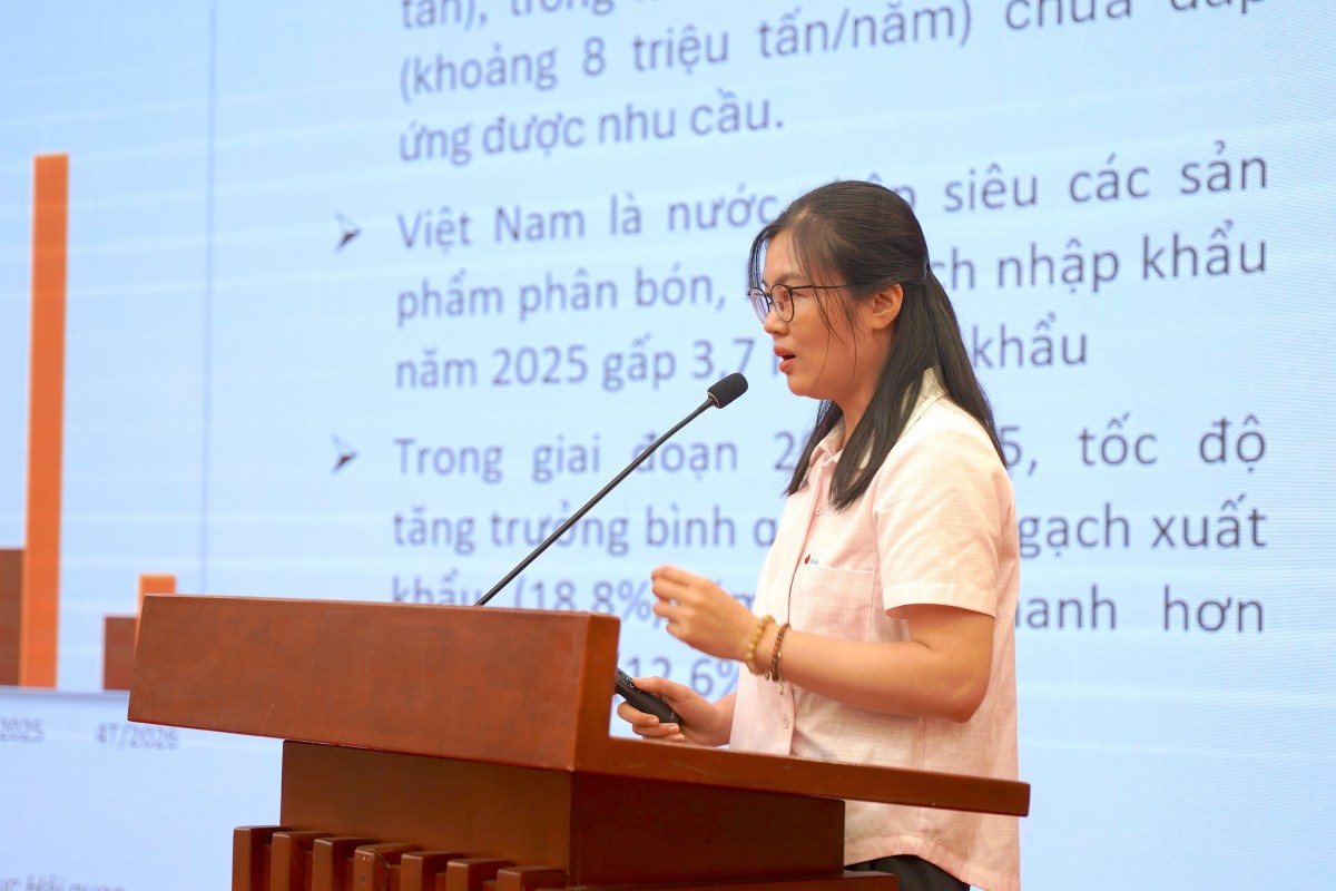 Bà Nguyễn Thị Hồng Thanh, đại diện Viện Chiến lược, Chính sách Nông nghiệp và Môi trường phân tích thực trạng nhập khẩu phân bón còn phụ thuộc vào một số nguồn cung lớn, đồng thời đề xuất giải pháp đa dạng hóa thị trường và nâng cao hiệu quả sử dụng phân bón.
