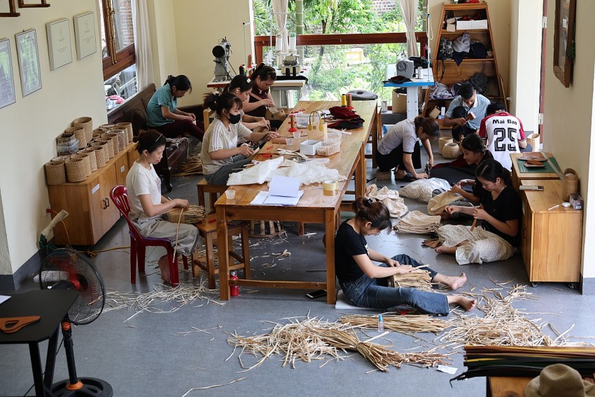 Anh Hùng cho biết, mỗi ngày sẽ có khoảng 20 lao động thực hiện các công việc sản xuất sản phẩm tại xưởng của công ty. 