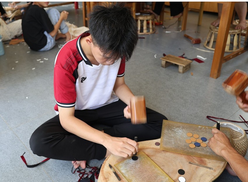 Mỗi công nhân sẽ thục hiện một công đoạn để tạo ra các sản phẩm đáp ứng ưu cầu của khác hàng.