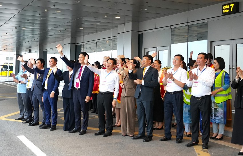 Các lãnh đạo tỉnh, sở, ngành, địa phương chào đón chuyến bay đầu tiên từ TP Hồ Chí Minh đến Vân Đồn.
