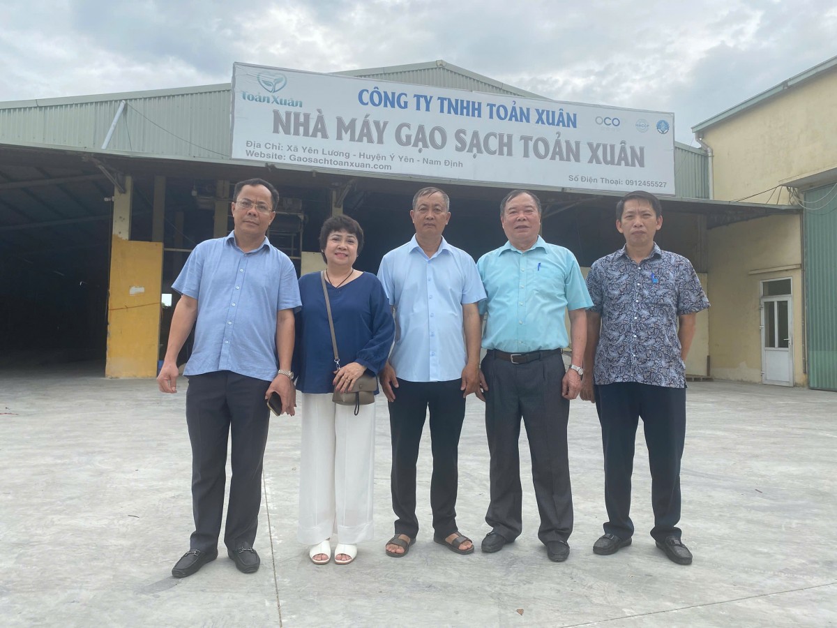 Đoàn công tác của Hiệp hội Nông nghiệp Hữu cơ Việt Nam, Sở Nông nghiệp và Môi trường tỉnh Ninh Bình cùng đại diện Công ty TNHH Toản Xuân chụp ảnh lưu niệm tại Nhà máy Gạo sạch Toản Xuân trong chương trình khảo sát dự án vùng lúa - rươi hữu cơ sinh thái.