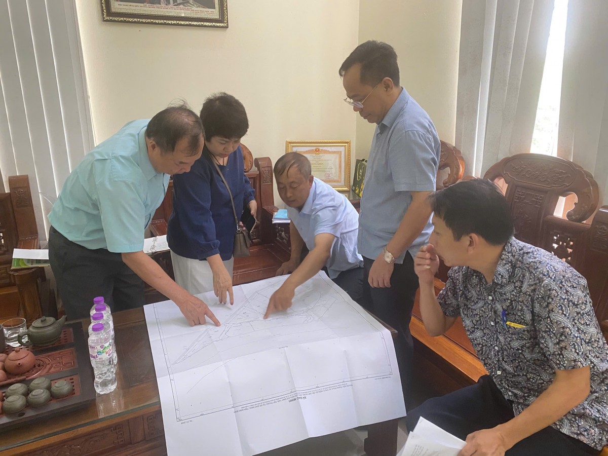 Các đại biểu trao đổi trên bản đồ khu đất thực hiện dự án, thảo luận về phương án triển khai vùng lúa hữu cơ sinh thái tập trung tại xã Giao Minh, tỉnh Ninh Bình.