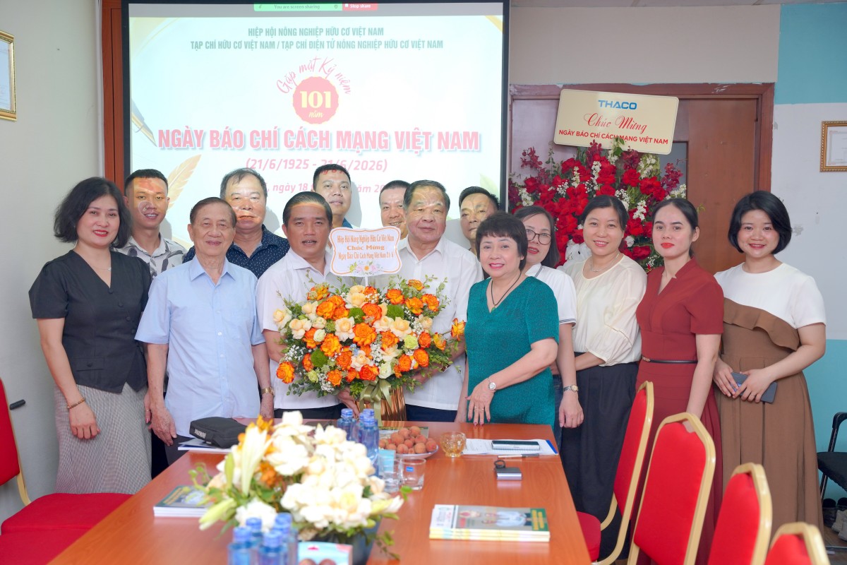 Hiệp hội Nông nghiệp Hữu cơ Việt Nam, tặng hoa chúc mừng tập thể lãnh đạo, cán bộ, phóng viên, biên tập viên Tạp chí Hữu cơ Việt Nam.