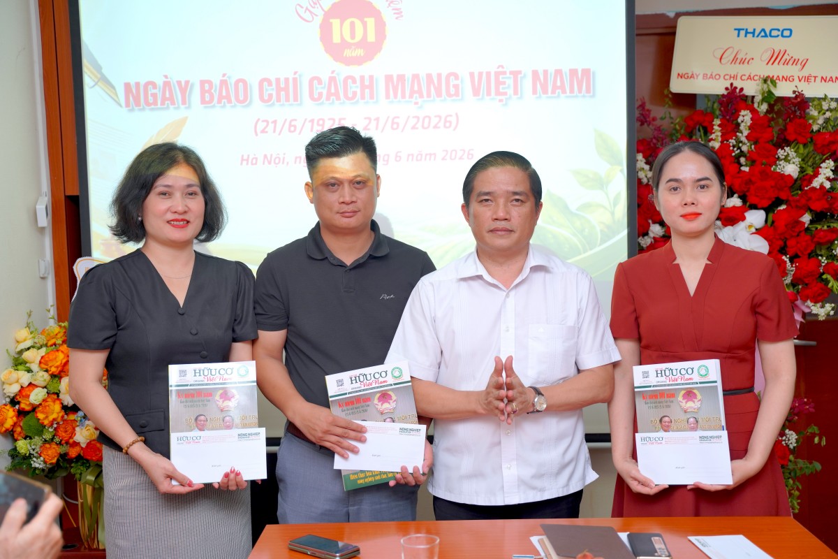 Tạp chí Hữu cơ Việt Nam khen thưởng các tập thể có thành tích xuất sắc trong công tác 6 tháng đầu năm 2026.