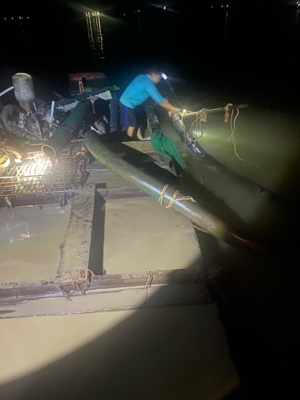 Vĩnh Long: Phát hiện ghe khai thác trái phép 8,4 m³ cát trên sông Tiền