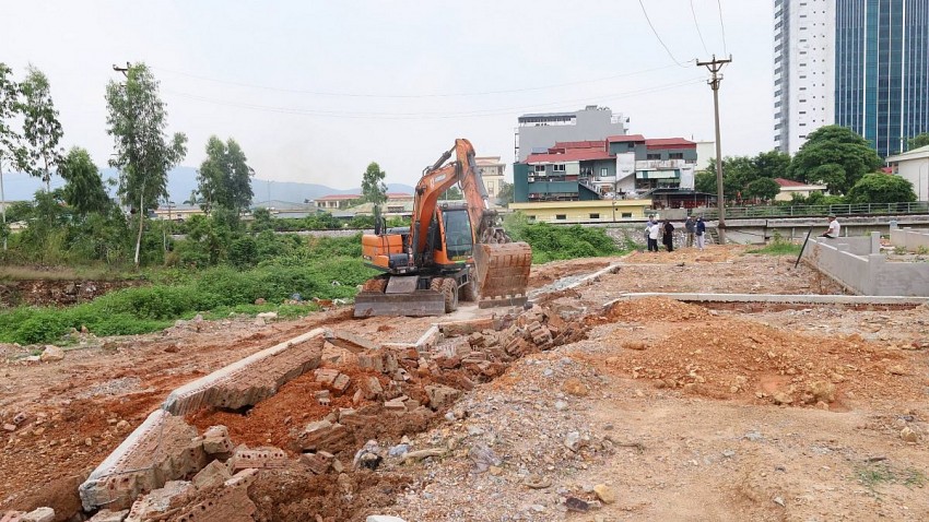 Phường Vàng Danh quyết liệt xử lý vi phạm tại nghĩa trang nhân dân Nam Trung. 