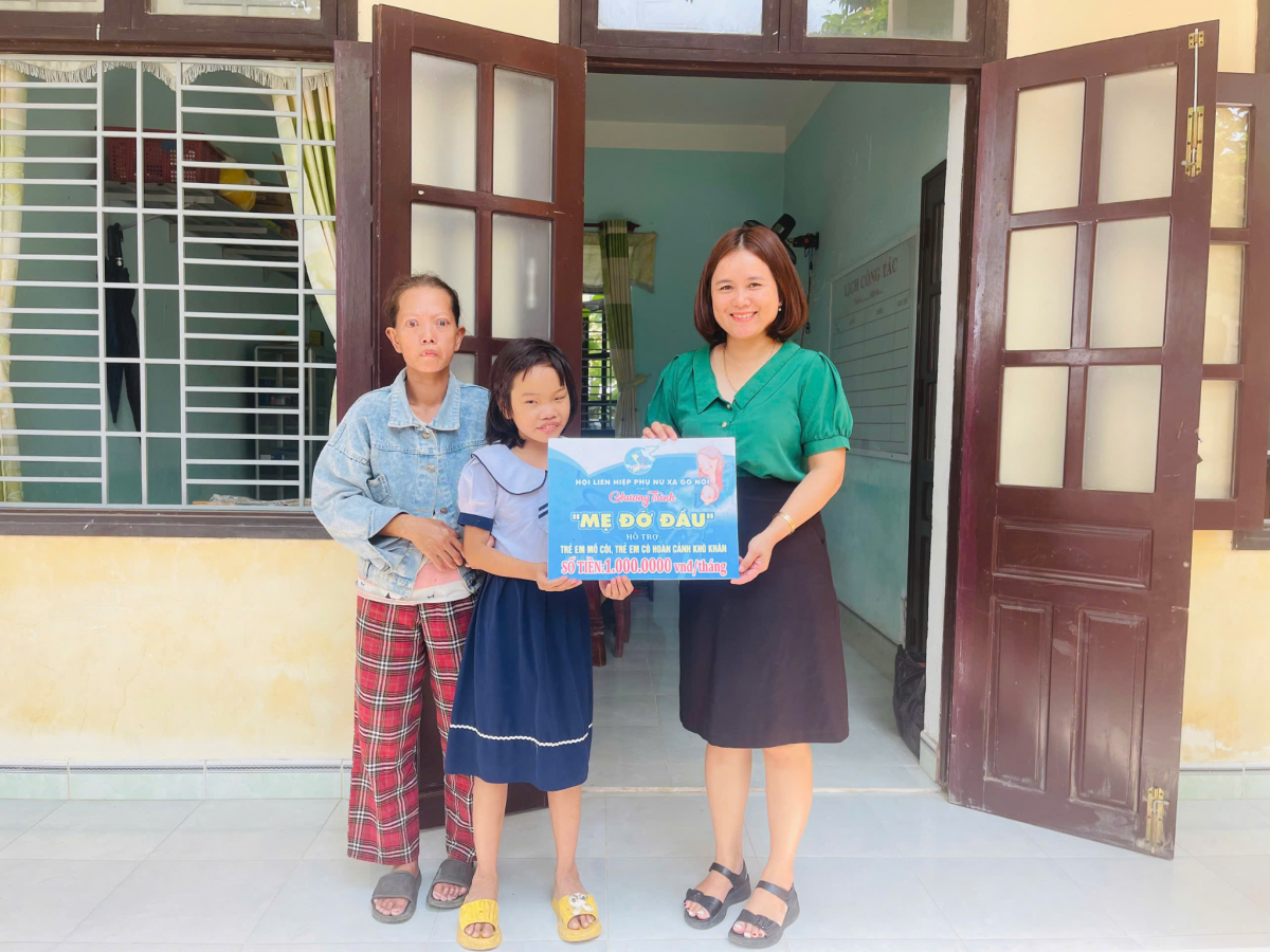 Trong khuôn khổ chương trình “Mẹ đỡ đầu”, bà Phan Thị Yến Oanh – Phó Chủ tịch Hội LHPN xã Gò Nổi – duy trì hỗ trợ em Phạm Thị Khánh Linh (lớp 3, Trường Tiểu học Phan Thanh) mỗi tháng 1 triệu đồng, góp phần san sẻ khó khăn và tiếp sức cho em trên hành trình học tập.