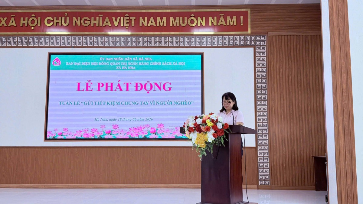 Bà Lê Thị Xuân Trang - GĐ NHCSXH Đại Lộc phát biểu tại buổi lễ 