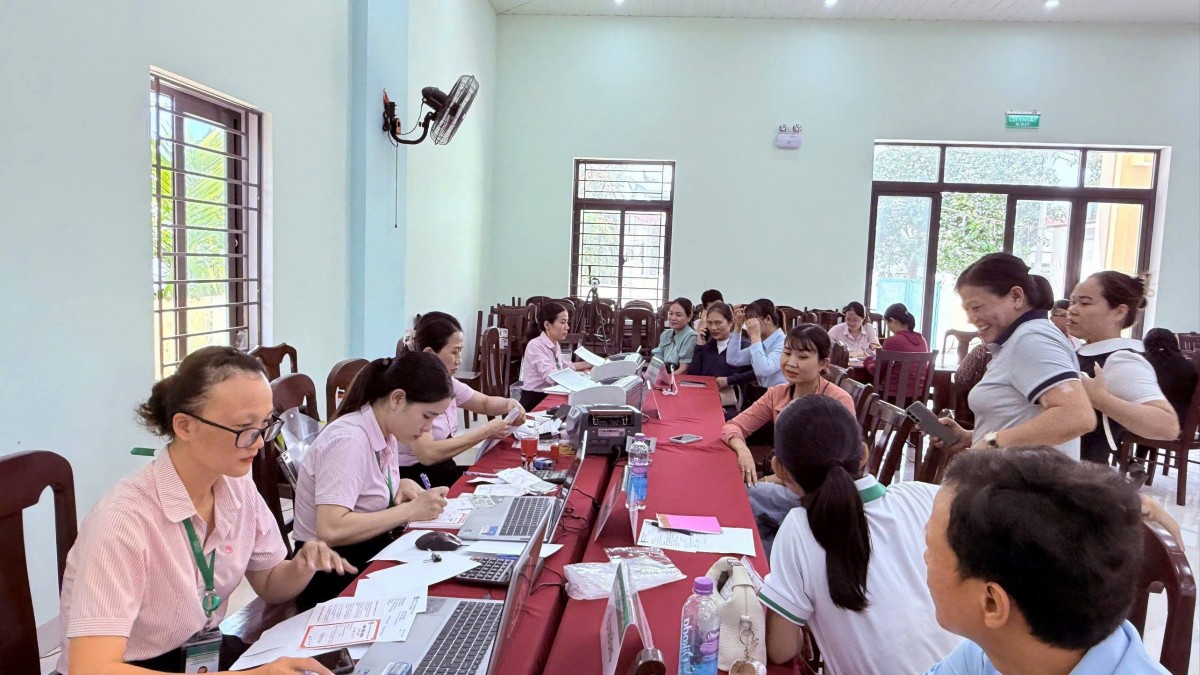 Đông đảo cán bộ, công chức, viên chức và Nhân dân xã Hà Nha tham gia hưởng ứng “Tuần lễ gửi tiết kiệm chung tay vì người nghèo”, góp phần bổ sung nguồn vốn tín dụng chính sách phục vụ công tác giảm nghèo và an sinh xã hội trên địa bàn.