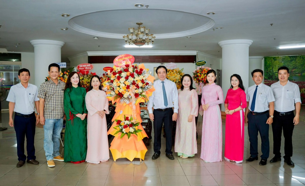 Chủ tịch UBND thành phố Huế thăm và chúc mừng các cơ quan báo chí nhân ngày 21/6