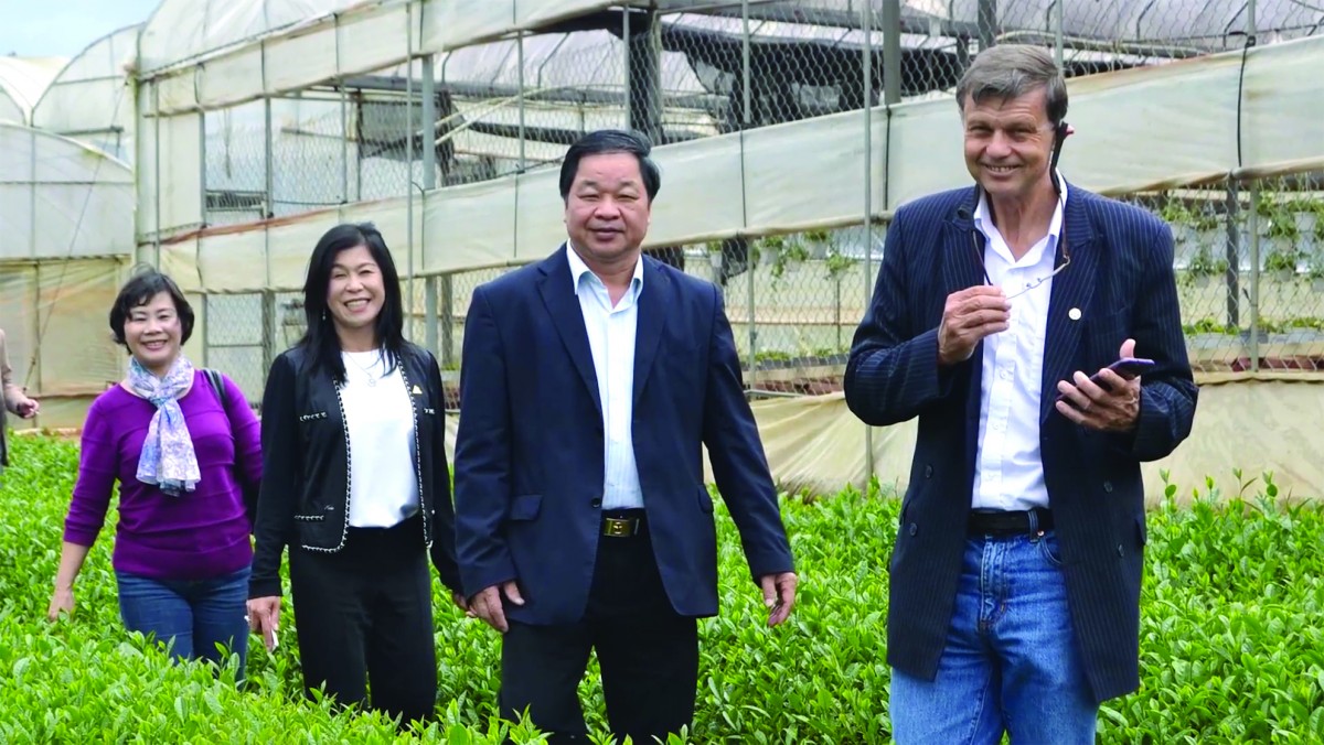 TSKH. Hà Phúc Mịch cùng lãnh đạo, chuyên gia quốc tế tham quan mô hình nông nghiệp hữu cơ tiêu biểu.