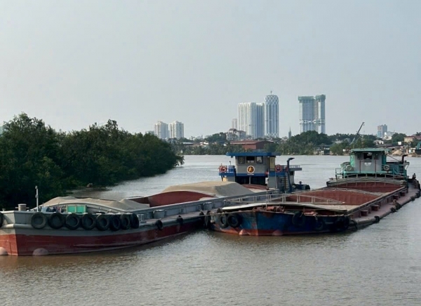Xử phạt hàng trăm triệu đối với các phương tiện vận chuyển cát không rõ nguồn gốc trên sông Lạch Tray