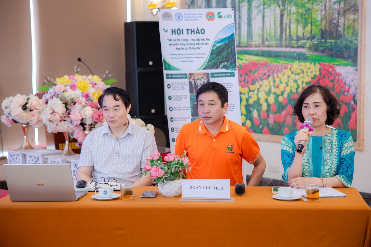 Đoàn Chủ tịch điều hành Hội thảo “Kết nối thị trường - Thúc đẩy tiêu thụ sản phẩm dưới tán rừng cho các hợp tác xã/tổ hợp tác”.