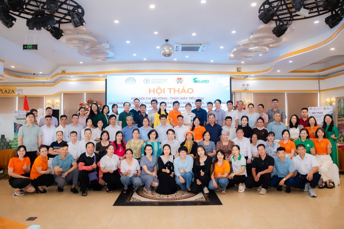 Các đại biểu chụp ảnh lưu niệm, thể hiện quyết tâm tăng cường liên kết chuỗi, thúc đẩy tiêu thụ sản phẩm nông nghiệp sinh thái, sản phẩm dưới tán rừng.
