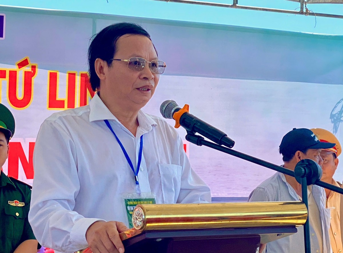 Rực lửa lễ hội đua thuyền Tứ Linh trên đảo Lý Sơn