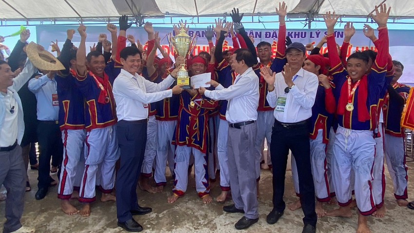 Rực lửa lễ hội đua thuyền Tứ Linh trên đảo Lý Sơn