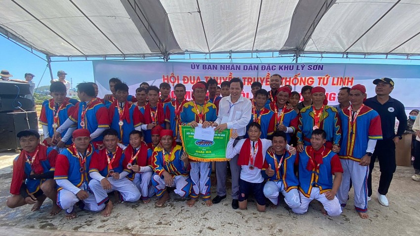 Rực lửa lễ hội đua thuyền Tứ Linh trên đảo Lý Sơn