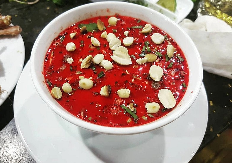 Cảnh báo nguy cơ ngộ độc thực phẩm từ món tiết canh sau vụ 9 người nhập viện tại Hưng Yên