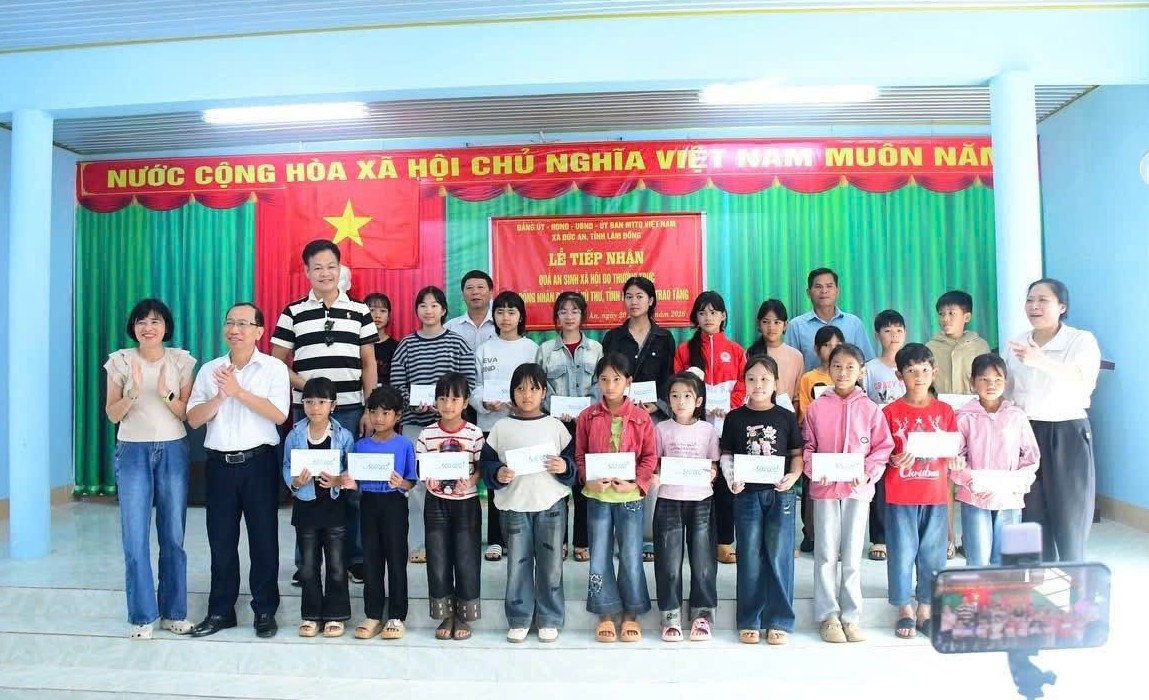 Trao tặng 100 suất quà cho học sinh người dân tộc có hoàn cảnh khó khăn