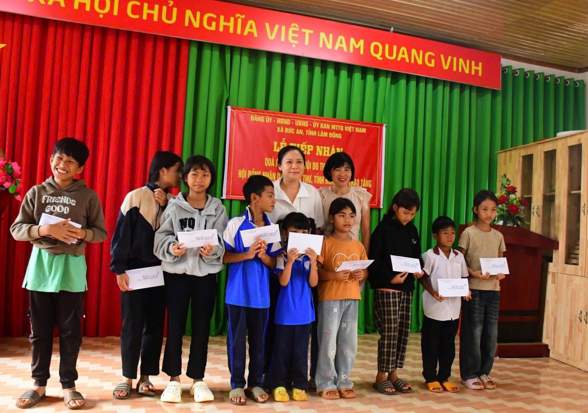 Trao tặng 100 suất quà cho học sinh người dân tộc có hoàn cảnh khó khăn