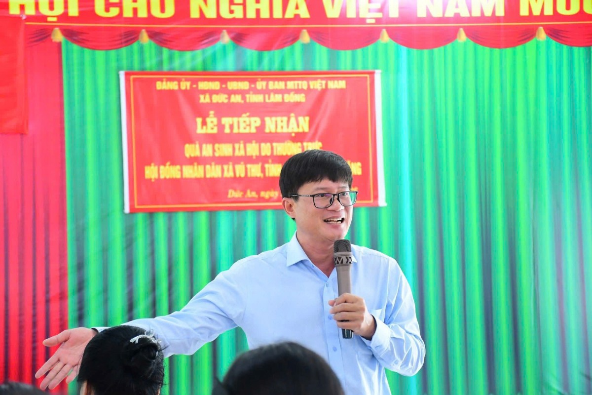 Trao tặng 100 suất quà cho học sinh người dân tộc có hoàn cảnh khó khăn