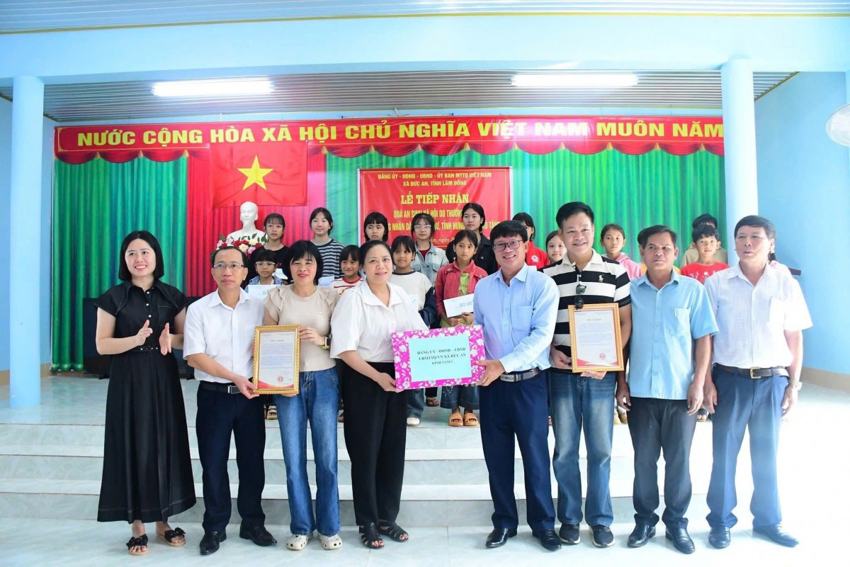 Trao tặng 100 suất quà cho học sinh người dân tộc có hoàn cảnh khó khăn