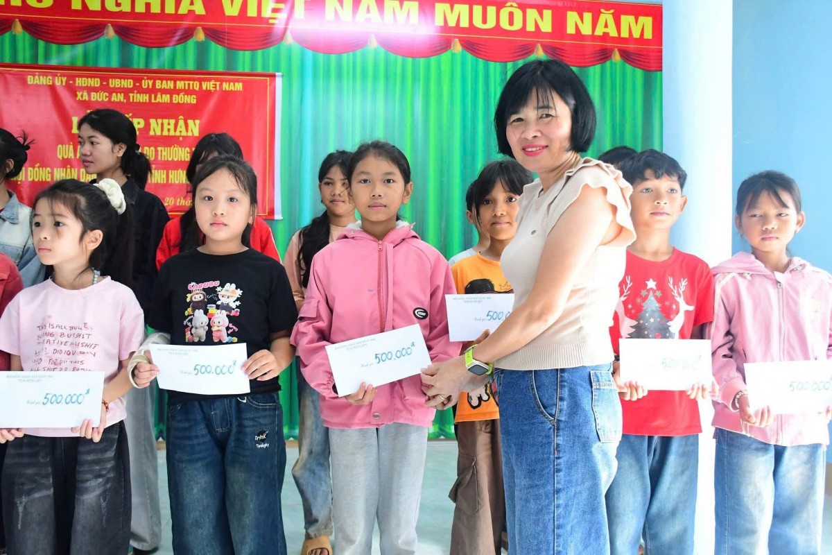 Trao tặng 100 suất quà cho học sinh người dân tộc có hoàn cảnh khó khăn