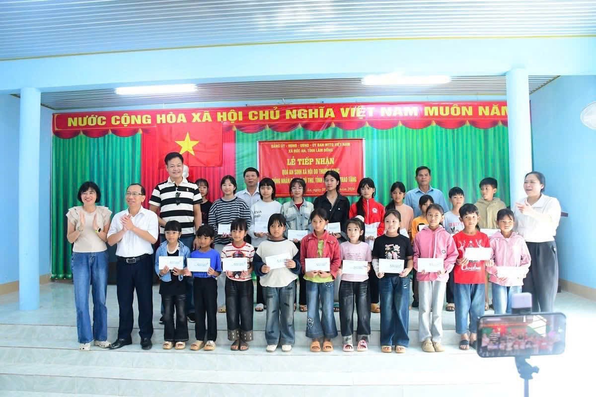 Trao tặng 100 suất quà cho học sinh người dân tộc có hoàn cảnh khó khăn