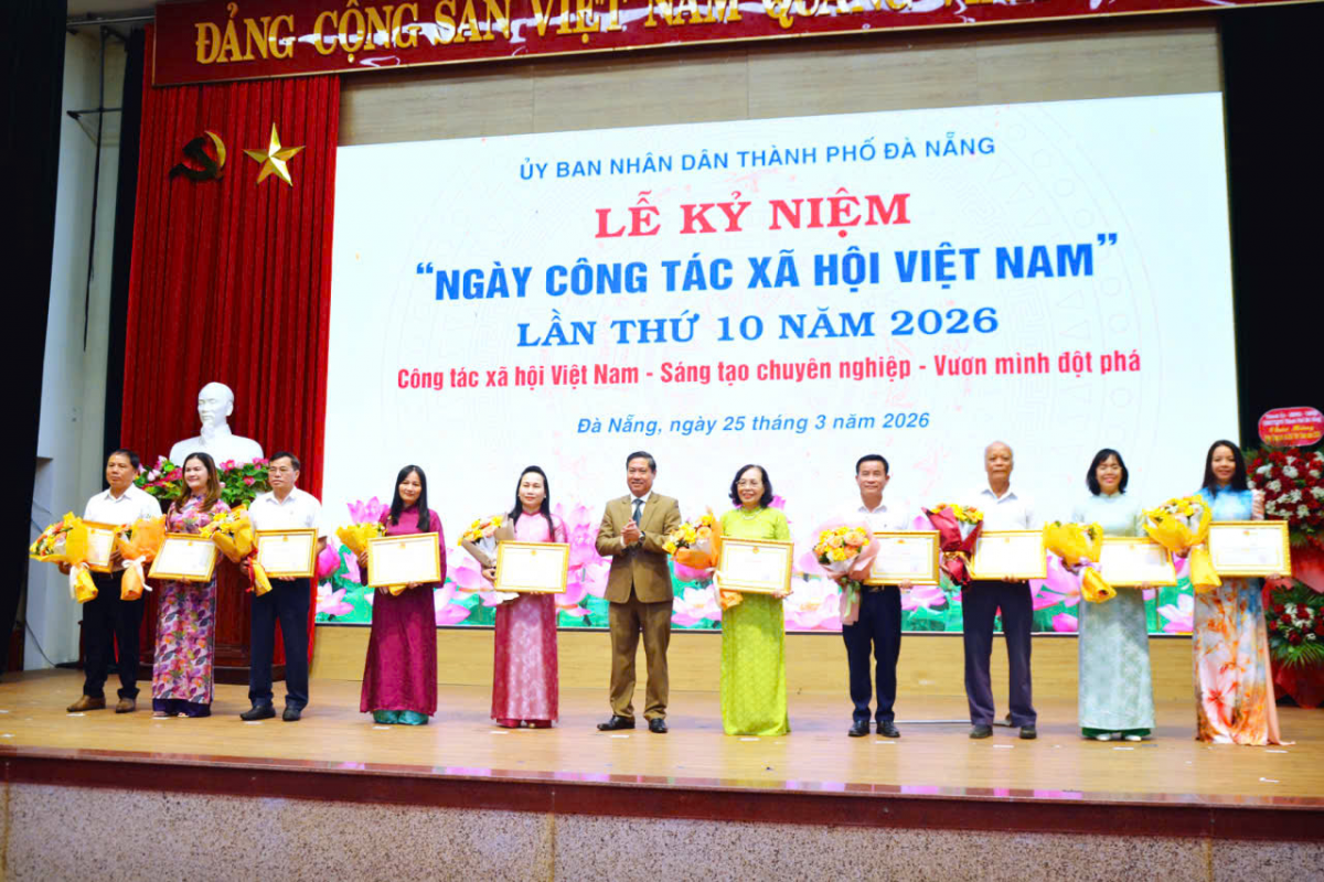 Bà Nguyễn Thị Kim Phượng (thứ hai từ phải sang) nhận vinh danh tại Lễ kỷ niệm Ngày Công tác xã hội Việt Nam, minh chứng cho hành trình âm thầm nhưng bền bỉ trong việc đưa chính sách đến gần người dân và góp phần tạo nên những đổi thay bền vững.