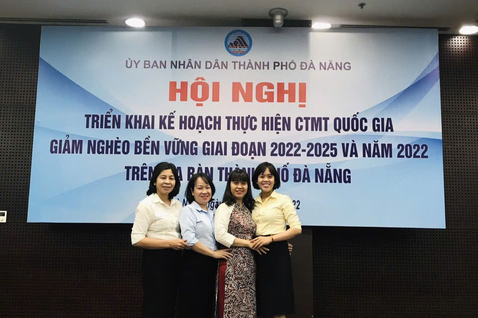 Bà Nguyễn Thị Kim Phượng (thứ tư từ phải sang) cùng tập thể cán bộ tham dự Hội nghị triển khai Chương trình giảm nghèo bền vững, dấu ấn cho hành trình bền bỉ kết nối chính sách với thực tiễn đời sống người dân.