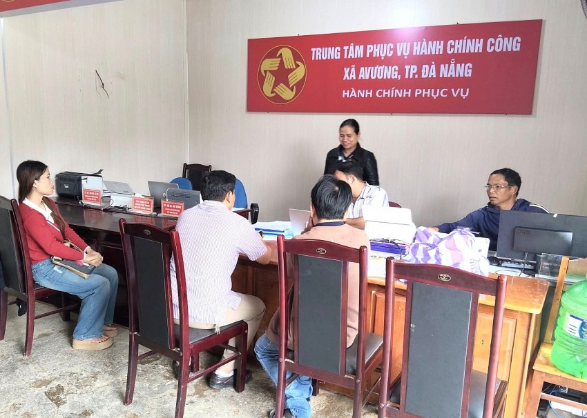 Quang cảnh một buổi làm việc tại Trung tâm phục vụ hành chính công xã AVương – Thành phố Đà Nẵng. Ảnh: Sông Hàn