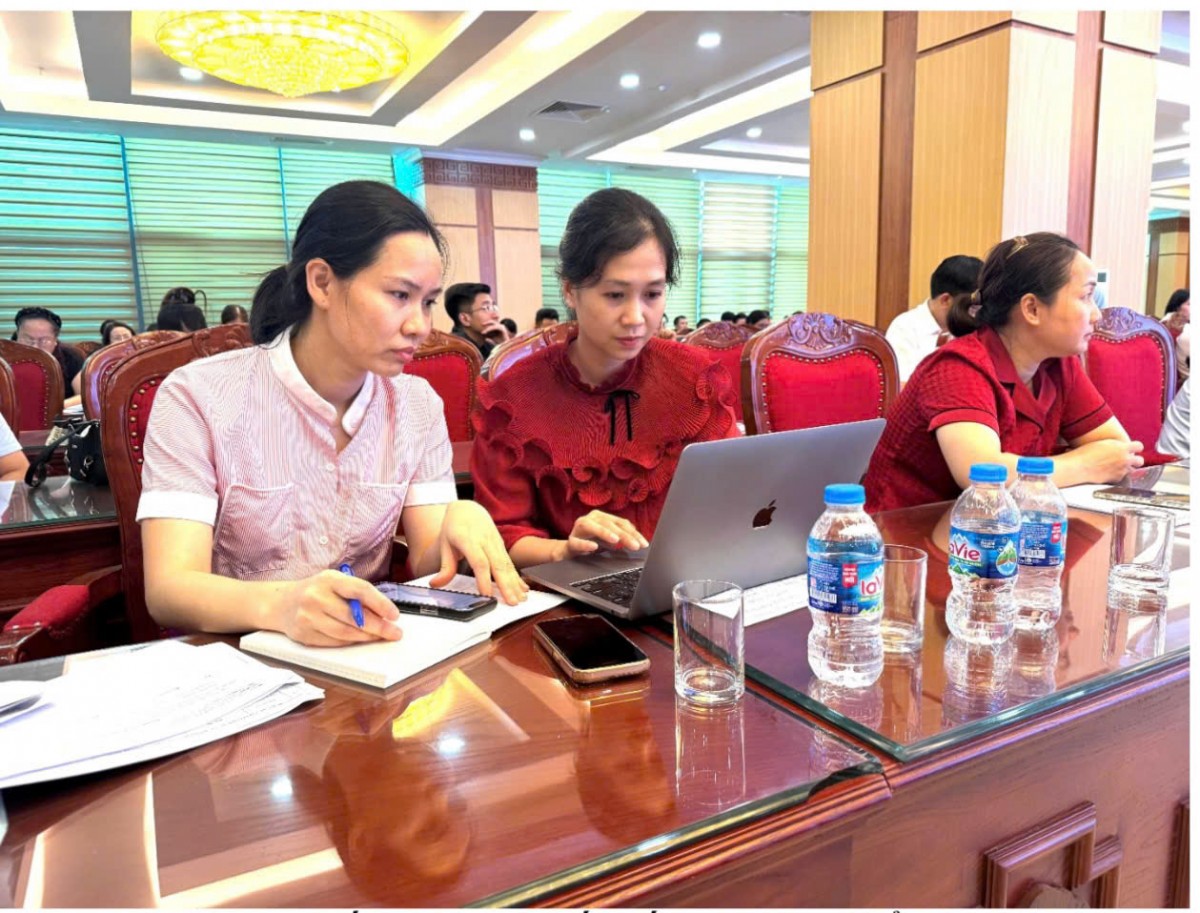 Cán bộ Chi cục Chất lượng, Chế biến và Phát triển thị trường hướng dẫn trực tiếp cho cơ sở. Ảnh:Quangninh.gov