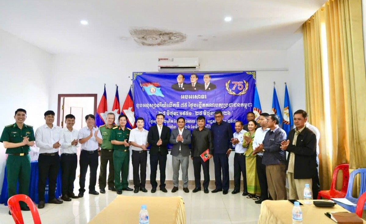 Xã Tuy Đức thăm, chúc mừng huyện Ô Reang nhân kỷ niệm Ngày thành lập Đảng Nhân dân Campuchia