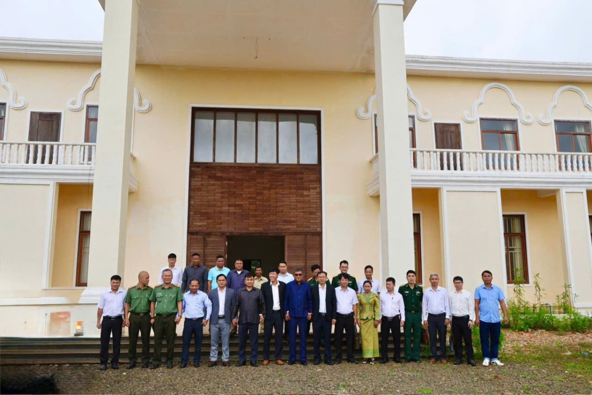 Xã Tuy Đức thăm, chúc mừng huyện Ô Reang nhân kỷ niệm Ngày thành lập Đảng Nhân dân Campuchia