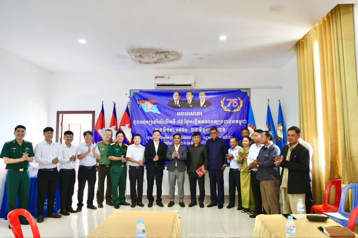 Xã Tuy Đức thăm, chúc mừng huyện Ô Reang nhân kỷ niệm Ngày thành lập Đảng Nhân dân Campuchia