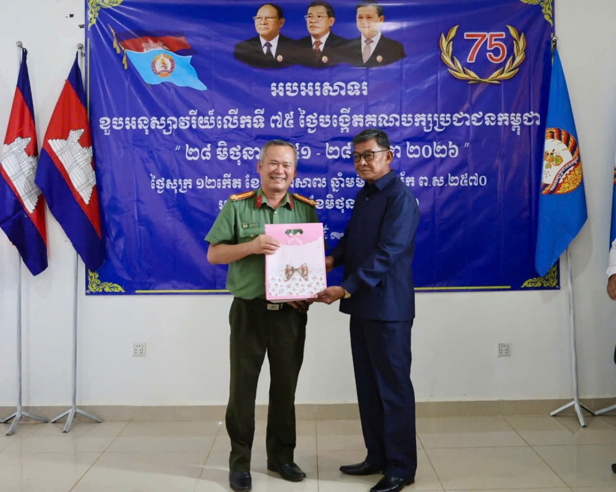 Xã Tuy Đức thăm, chúc mừng huyện Ô Reang nhân kỷ niệm Ngày thành lập Đảng Nhân dân Campuchia