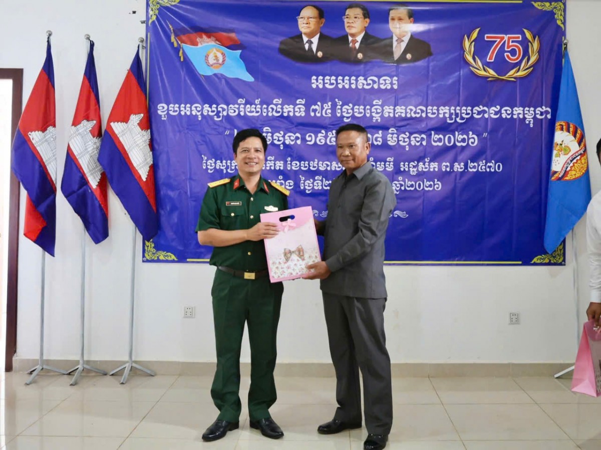 Xã Tuy Đức thăm, chúc mừng huyện Ô Reang nhân kỷ niệm Ngày thành lập Đảng Nhân dân Campuchia