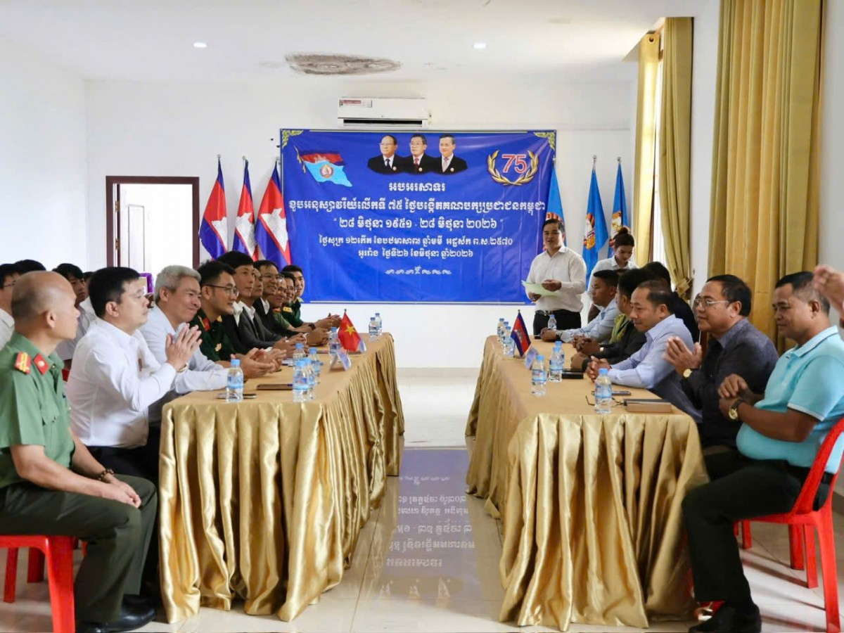 Xã Tuy Đức thăm, chúc mừng huyện Ô Reang nhân kỷ niệm Ngày thành lập Đảng Nhân dân Campuchia