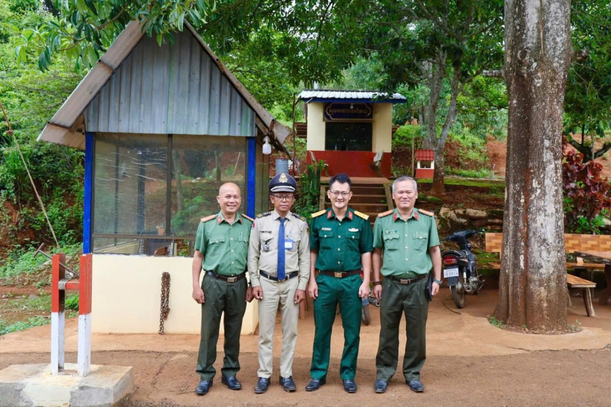 Xã Tuy Đức thăm, chúc mừng huyện Ô Reang nhân kỷ niệm Ngày thành lập Đảng Nhân dân Campuchia