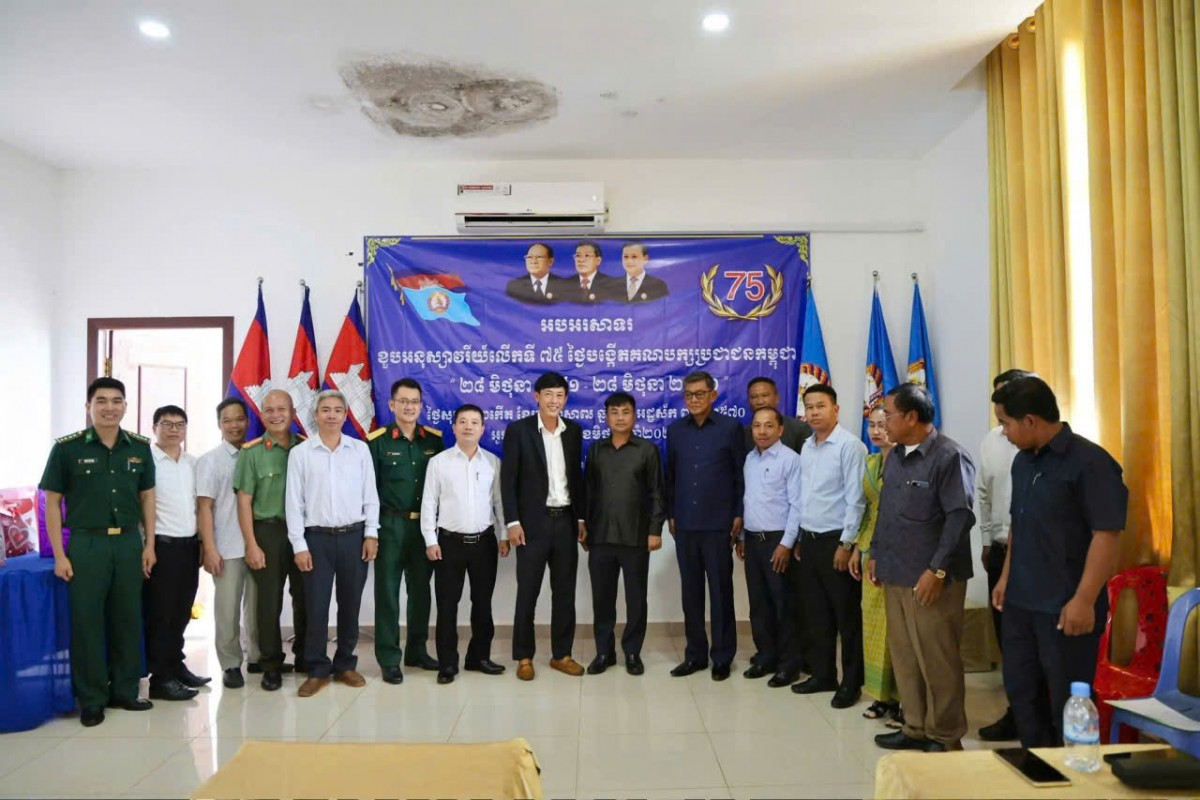 Xã Tuy Đức thăm, chúc mừng huyện Ô Reang nhân kỷ niệm Ngày thành lập Đảng Nhân dân Campuchia