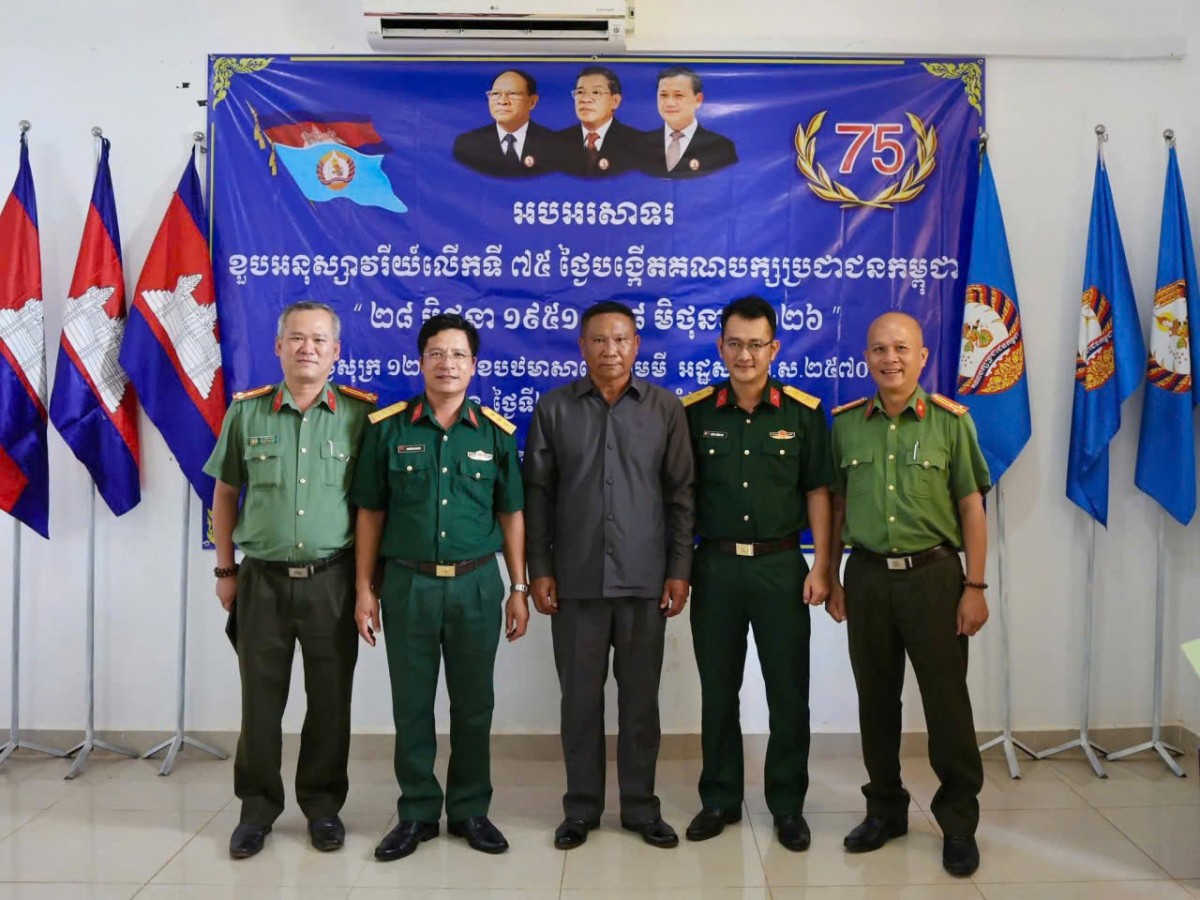 Xã Tuy Đức thăm, chúc mừng huyện Ô Reang nhân kỷ niệm Ngày thành lập Đảng Nhân dân Campuchia