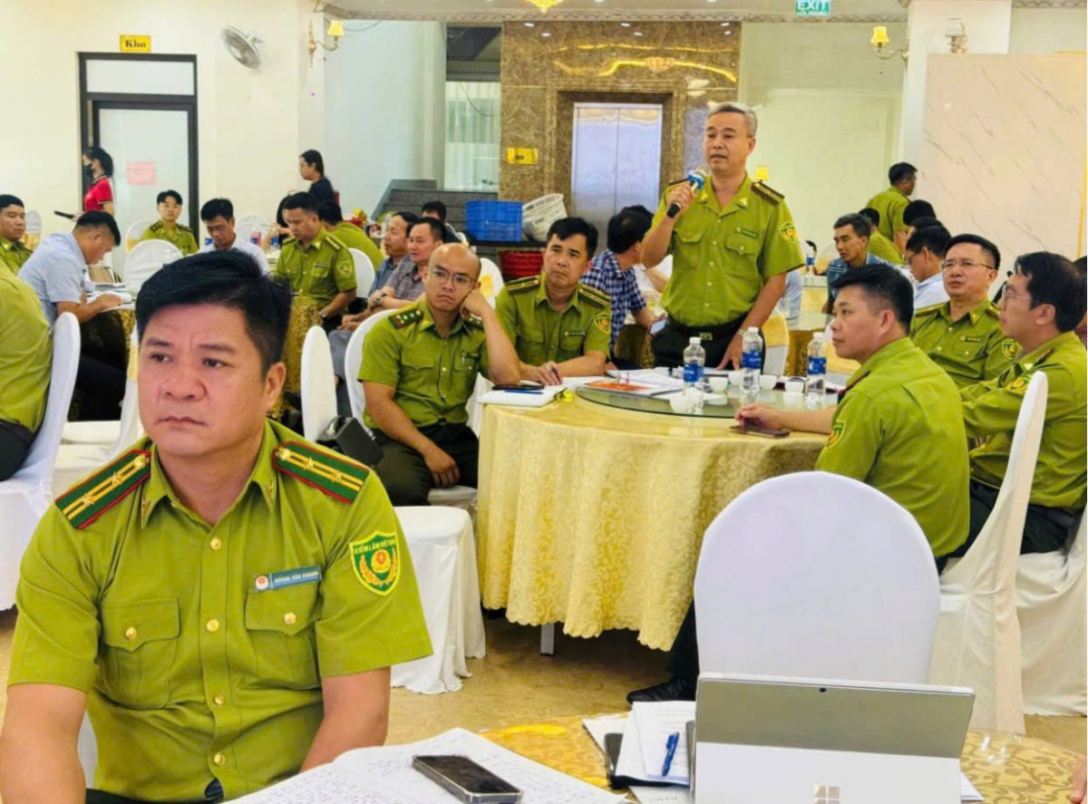 Ông Nguyễn Văn Chắt – Phó Hạt trưởng Hạt Kiểm lâm khu vực 6 nêu các kiến nghị, thắc mắc và tình huống cần hỗ trợ từ các chuyên gia.  Ảnh:(Quangninh.gov)