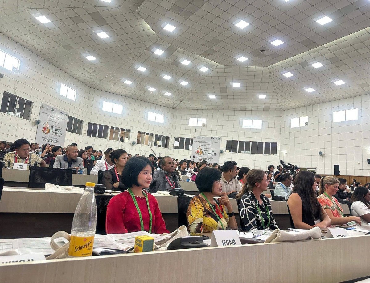 Hai đại diện của Hiệp hội Nông nghiệp hữu cơ Việt Nam tham gia hội nghị.